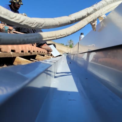 עבודת גג עם רעפים, צינורות וכלי עבודה