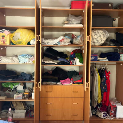 ארון בגדים עם בגדים מקופלים ותלויים, קופסאות אחסון