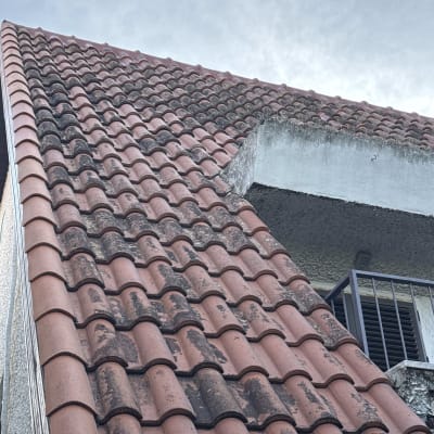 גג רעפים אדום עם סימני שחיקה