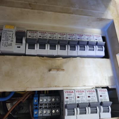 לוח חשמל עם מפסקים ומחברים חשמליים