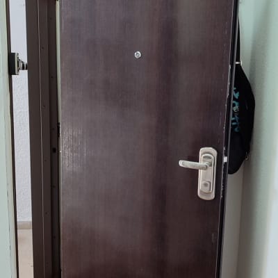 דלת עץ פתוחה עם ידית מתכת