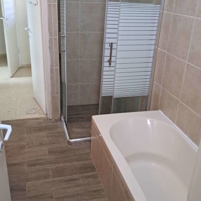 חדר אמבטיה עם מקלחון חדש וריצוף קרמיקה