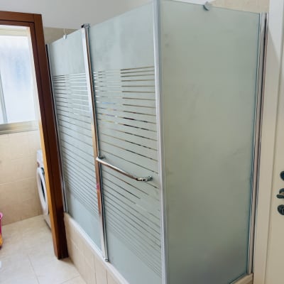 מקלחון זכוכית עם דלתות הזזה בחדר אמבטיה