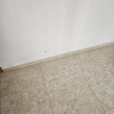 קיר ורצפה עם סימני רטיבות קלים