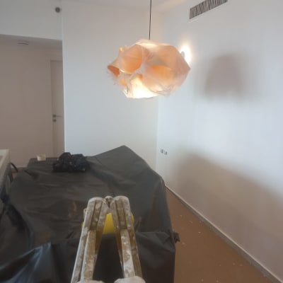 סולם צבוע, קיר לבן, כיסוי פלסטיק שחור