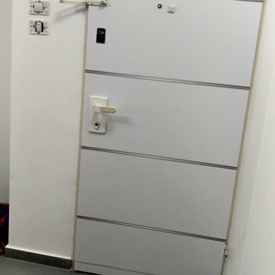 דלת לבנה עם ידית ומנעול