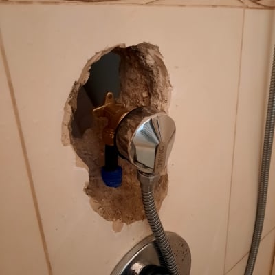 ברז מים חשוף בקיר עם צינור מתכת