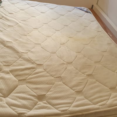 מזרן עם כתם צהוב על פני השטח