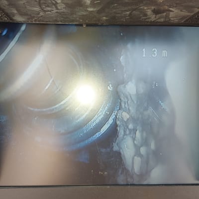 תצוגת מסך של מצלמת ביוב עם צינור ומרחק