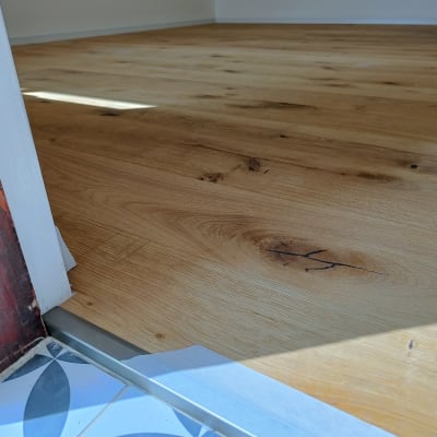 רצפת פרקט עץ עם גימור בהיר ודוגמת עץ טבעית