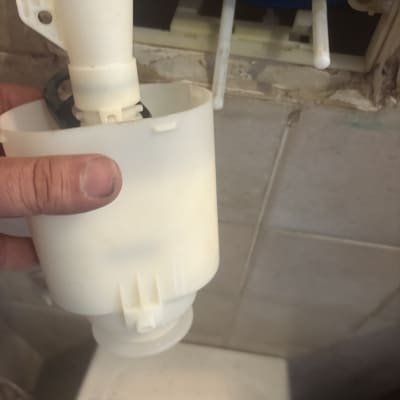 תיקון מיכל הדחה בשירותים