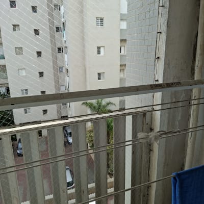 רשת בטיחות מותקנת במרפסת עם נוף לבניינים