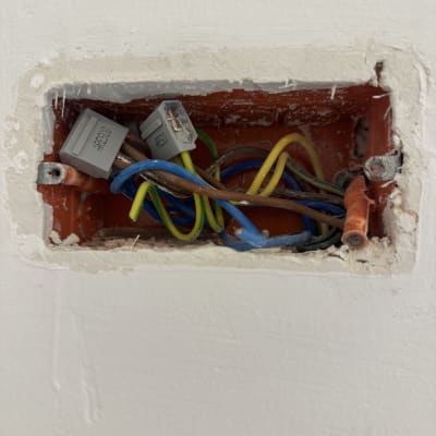 חוטי חשמל בקופסה בקיר