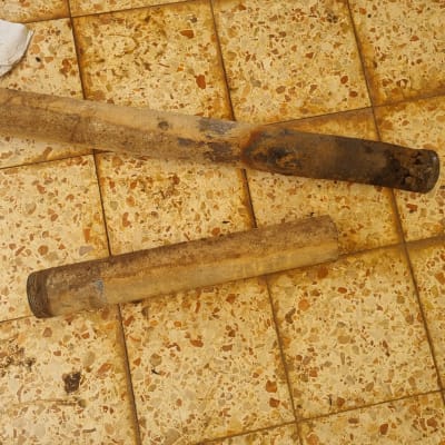 צינורות חלודים על רצפה מרוצפת