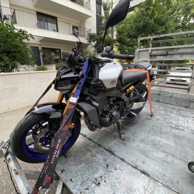 אופנוע קשור על גרר, מוכן לשירותי דרך