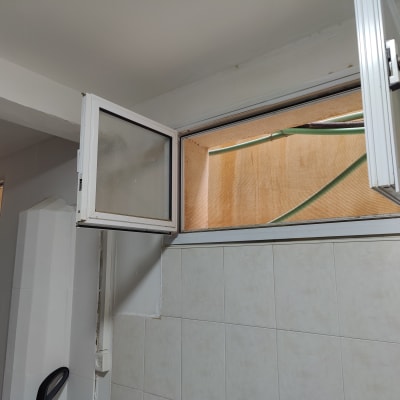 חלונות אלומיניום פתוחים עם מסגרות לבנות