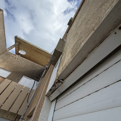 קיר חיצוני עם סימני איטום ותיקון