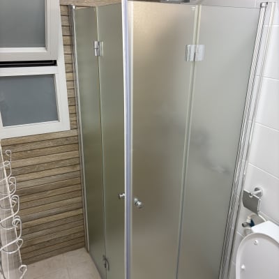 מקלחון ושירותים בחדר אמבטיה נקי