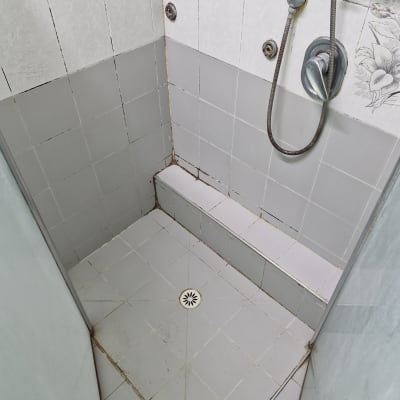 מקלחת עם אריחים ישנים, צינור מים וברז