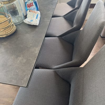 כיסאות ושולחן עם חומרי ניקוי על השולחן