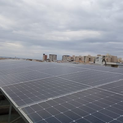 פאנלים סולאריים מותקנים על גג תחת שמיים מעוננים