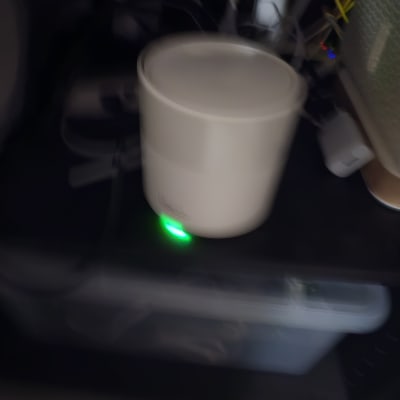 נתב רשת עם חיבורים וכבלים