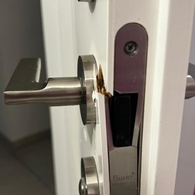 מנעול דלת מתכת עם ידית כסופה