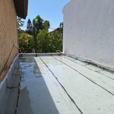 גג שטוח עם שכבת איטום ומים עומדים
