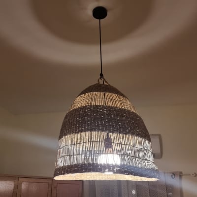 מנורת תקרה קלועה תלויה בחדר