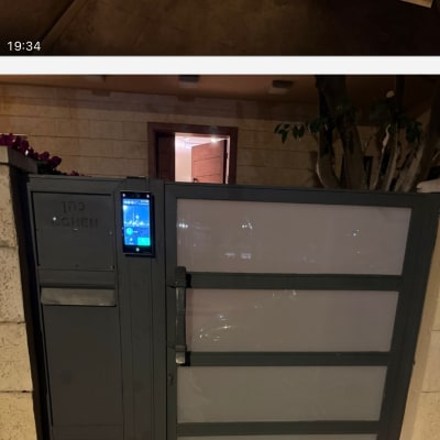 שער אלומיניום עם לוח מקשים ותאורה