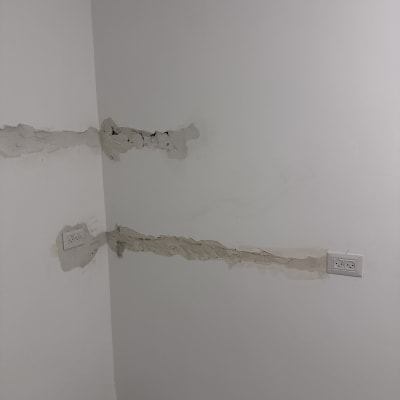 קיר עם שקעים ותעלות חשמל חשופות