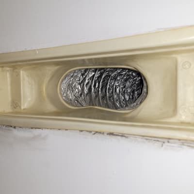 פתח אוורור עם צינור מתכת גלי