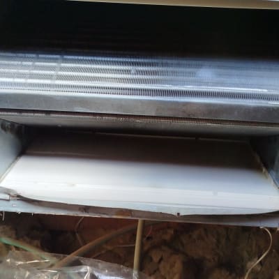 יחידת מיזוג אוויר עם צינורות וחיבורים