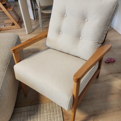 כיסא מרופד עם מסגרת עץ בחדר מגורים