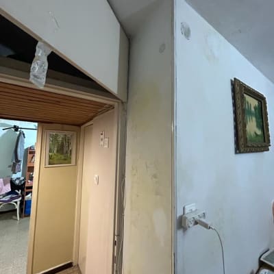 קיר עם סימני רטיבות ושקע חשמל