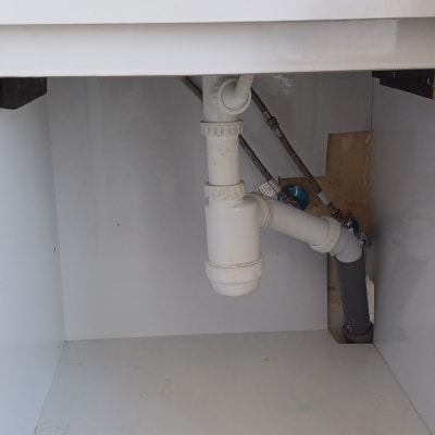 צנרת מתחת לכיור בארון מטבח