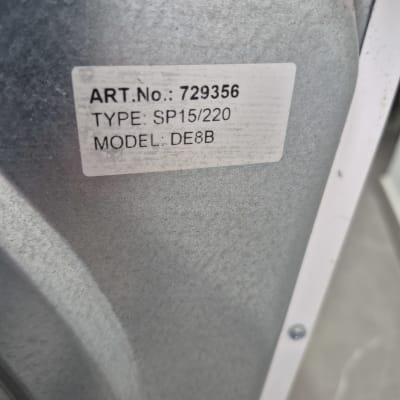 תווית עם מספר דגם וסוג על מכשיר מתכתי