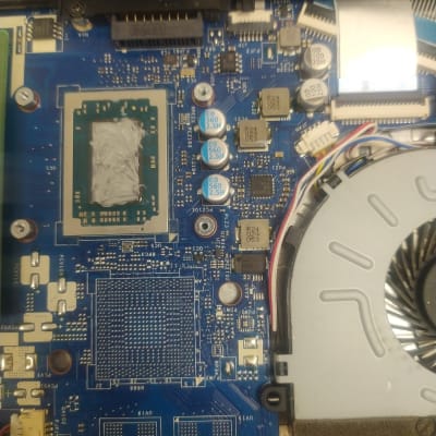 לוח אם עם מעבד, מאוורר ורכיבים אלקטרוניים נוספים