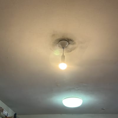 מנורה תלויה מהתקרה בחדר עם מנורה נוספת