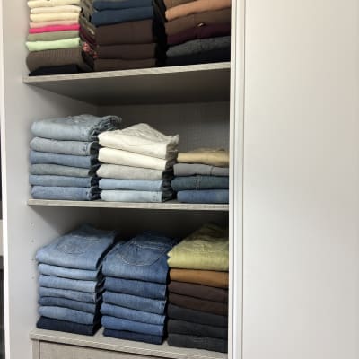 בגדים מקופלים ומאורגנים בארון בגדים