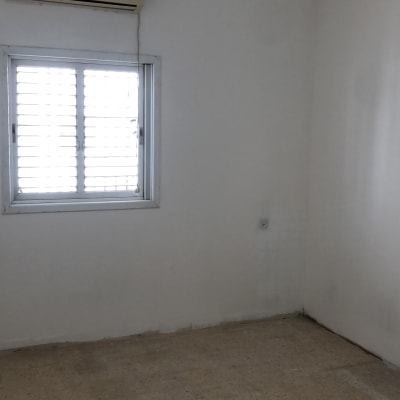 קירות לבנים חלקים בחדר ריק