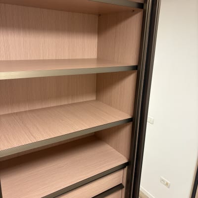 מדפים נקיים בארון עץ