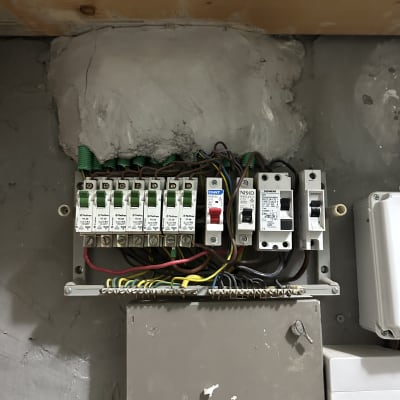 לוח חשמל עם מפסקים וחוטים חשמליים