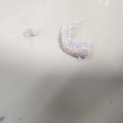 אבק ולכלוך על משטח חלק