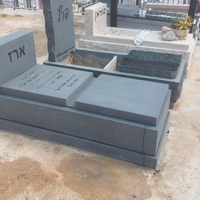 מצבות בבית קברות עם כיתוב בעברית