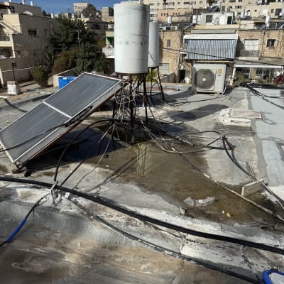 גג עם צינורות ואיטום סביב דוד שמש