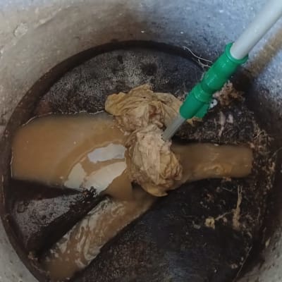 צינור ירוק שואב נוזלים ובד מבור ביוב