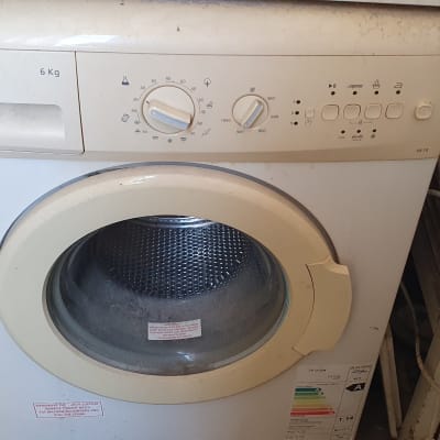 מכונת כביסה עם כפתורי שליטה ותוף פנימי