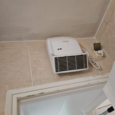 מאוורר מותקן על קיר בחדר אמבטיה