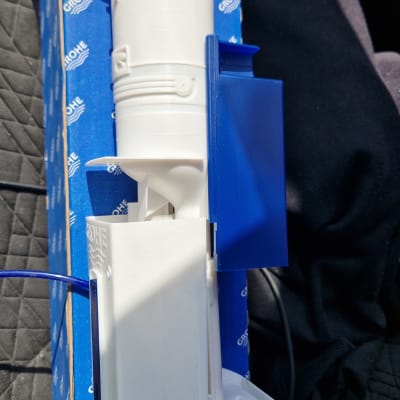 חלק פלסטיק לבן עם אריזה של גרוהה